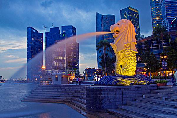 圖為新加坡圣淘沙標志性建筑“魚(yú)尾獅塔”