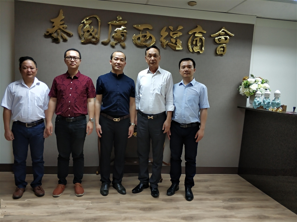 從左往右依次為國際部合伙人林健偉先生（左一），國際部總監吳琪先生（左二），執行董事粟宥朝先生（左三），商會(huì )主席李宇明（右二），國際部合伙人黃文超先生（右一）