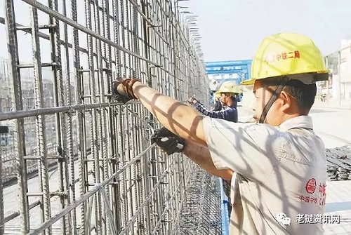 在中老鐵路萬(wàn)象制梁場(chǎng)，中老兩國技術(shù)人員正在進(jìn)行橋梁預制。本報記者 孫廣勇攝
